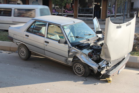 Akyazı Mudurnu Caddesinde trafik kazası .