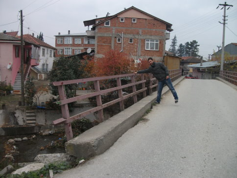 Küçücek’te Bulunan Köprünün Ayağı Yıkılıyor