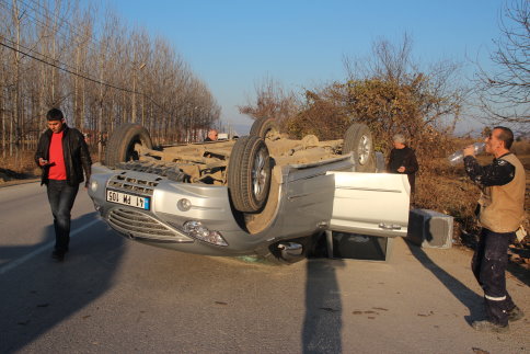 Lastiği Patlayan Otomobil Takla Attı
