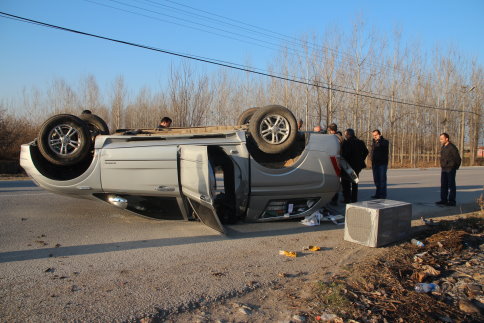 Lastiği Patlayan Otomobil Takla Attı