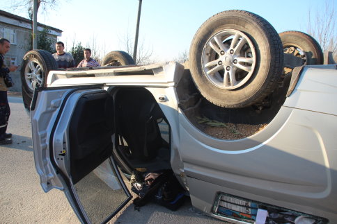 Lastiği Patlayan Otomobil Takla Attı