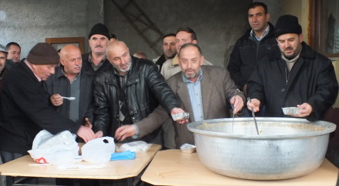 Muhtar Güner Elleriyle Cemaate Aşure Dağıttı