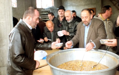 Muhtar Güner Elleriyle Cemaate Aşure Dağıttı