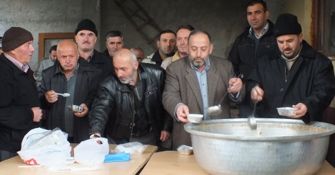 Muhtar Güner Elleriyle Cemaate Aşure Dağıttı