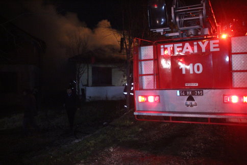 Kendi Evini Ateşe Verip Kaçtı