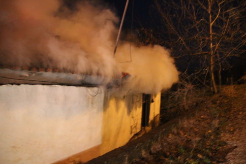 Kendi Evini Ateşe Verip Kaçtı