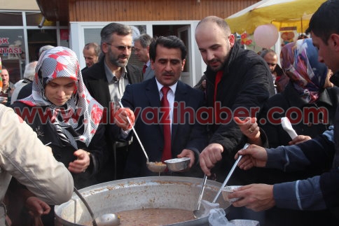 Ak Parti Kadın Kolları ve Gençlik Kollarından Aşure İkramı