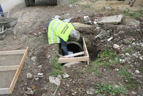 Akyazı Belediyesi Yağmur Kanarı Kapaklarını Onarıyor