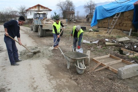 Akyazı Belediyesi Yağmur Kanarı Kapaklarını Onarıyor