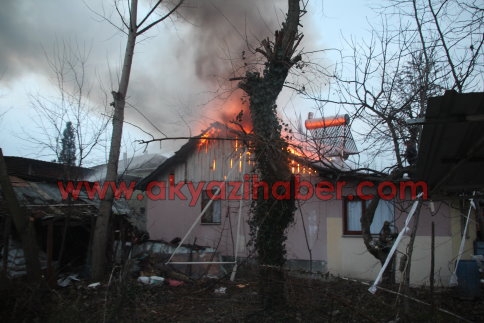 Cinoğlu Sokak’ta ev yangını