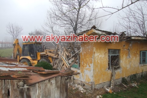 Hasarlı Binalar Belediye Tarafından Yıkılıyor