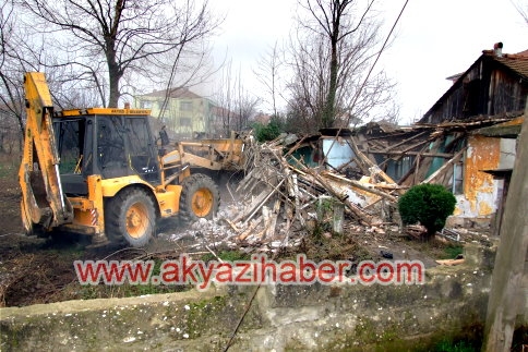 Hasarlı Binalar Belediye Tarafından Yıkılıyor