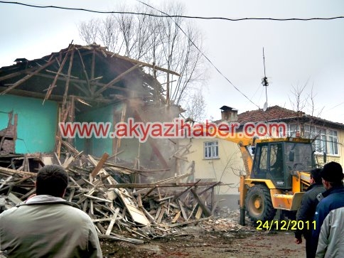 Hasarlı Binalar Belediye Tarafından Yıkılıyor