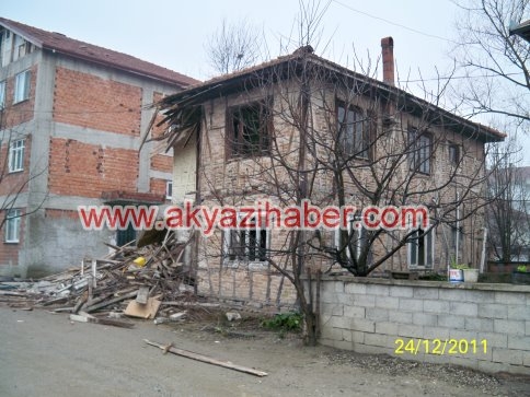 Hasarlı Binalar Belediye Tarafından Yıkılıyor