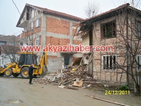 Hasarlı Binalar Belediye Tarafından Yıkılıyor