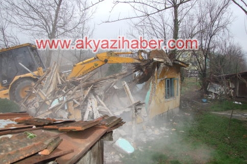 Hasarlı Binalar Belediye Tarafından Yıkılıyor
