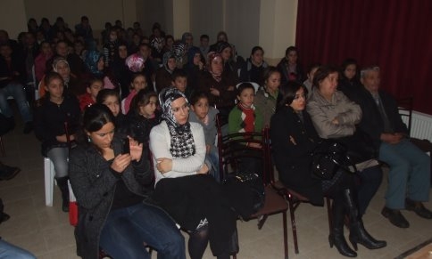 Öğrencilerden Şiir Dinletisi