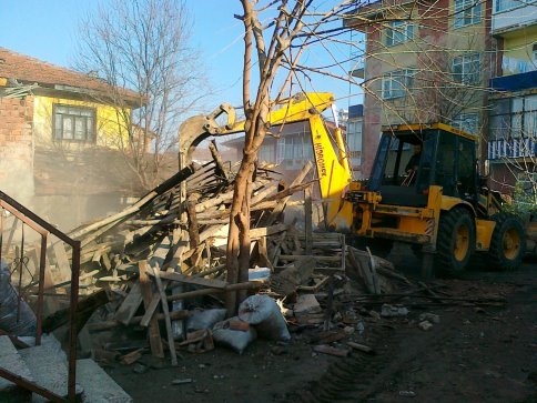 Hasarlı Binalrın Yıkımına Devam Ediliyor…