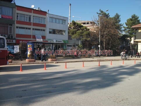Duraklar İçin Park Sorunu Koniler ile Engellendi.