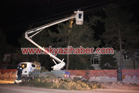 Fırtına İlçeyi Elektriksiz Bıraktı
