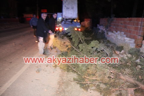 Fırtına İlçeyi Elektriksiz Bıraktı