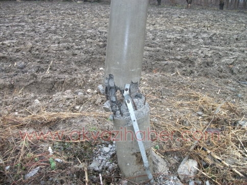 Direği teller havada tutuyor