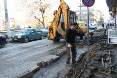 Akyazı Belediyesi Tretuar Çalışmalarına Hız Verdi