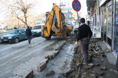 Akyazı Belediyesi Tretuar Çalışmalarına Hız Verdi