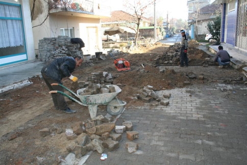 Akyazı Belediyesi Tretuar Çalışmalarına Hız Verdi