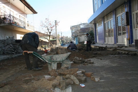 Akyazı Belediyesi Tretuar Çalışmalarına Hız Verdi