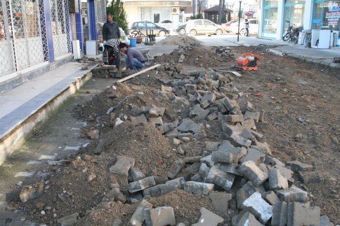 Akyazı Belediyesi Tretuar Çalışmalarına Hız Verdi