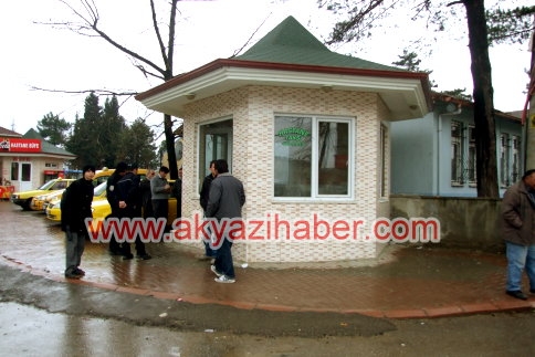 Taksi Durağın Camları Kırdılar