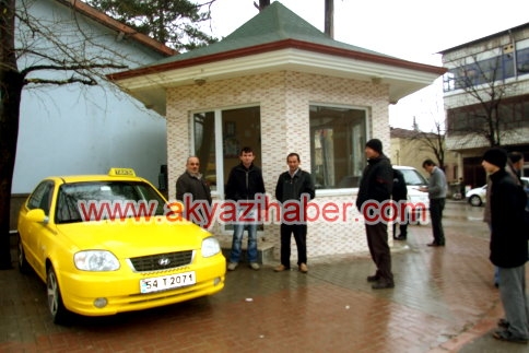 Taksi Durağın Camları Kırdılar