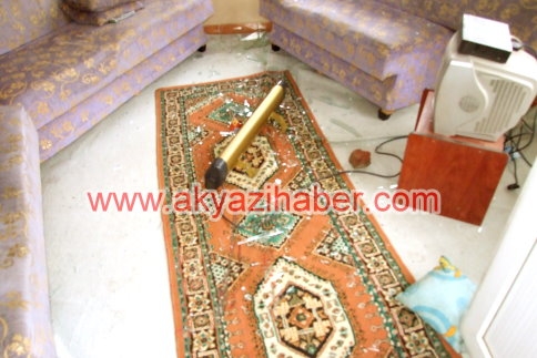 Taksi Durağın Camları Kırdılar