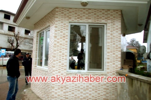 Taksi Durağın Camları Kırdılar