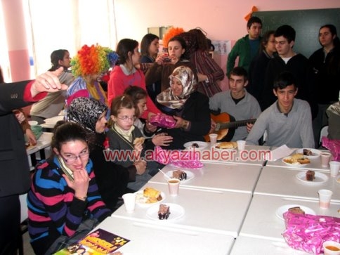 Lise Öğrencileri Engelliler Sınıfını Mutlu Ettiler