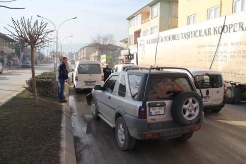 Mudurnu Caddesinde 3 Araç birbirine girdi