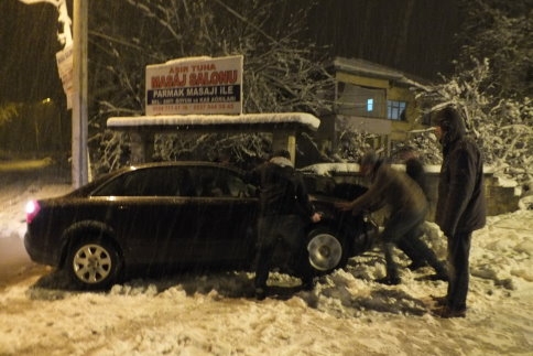 Akyazı Altındere Yolu Yağcılar köyünde virajı alamayan sürücü duvara çarptı. 