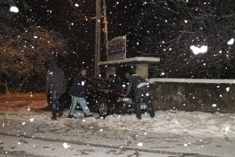Akyazı Altındere Yolu Yağcılar köyünde virajı alamayan sürücü duvara çarptı. 