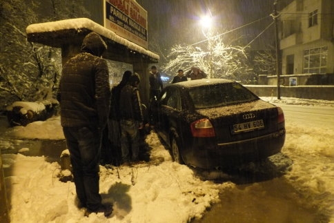 Akyazı Altındere Yolu Yağcılar köyünde virajı alamayan sürücü duvara çarptı. 