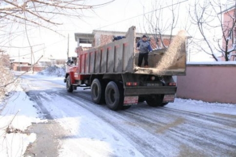 Akyazı Belediyesi  Kar  İçin  Tedbirini  Aldı
