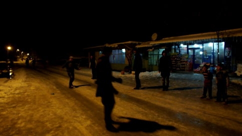 Gençler asfaltı kayak pisti olarak kullandılar 