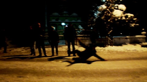 Gençler asfaltı kayak pisti olarak kullandılar 