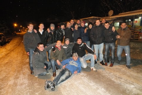 Gençler asfaltı kayak pisti olarak kullandılar 