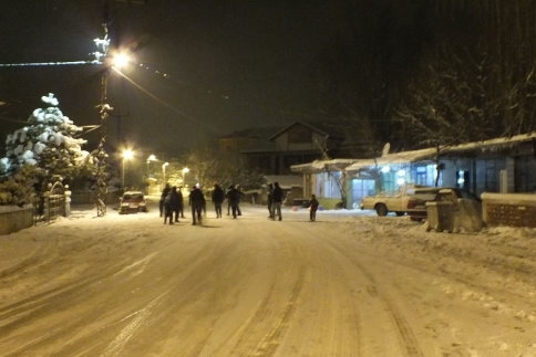 Gençler asfaltı kayak pisti olarak kullandılar 