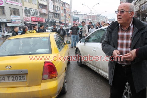 Belediye Önünde Maddi Hasarlı Kaza