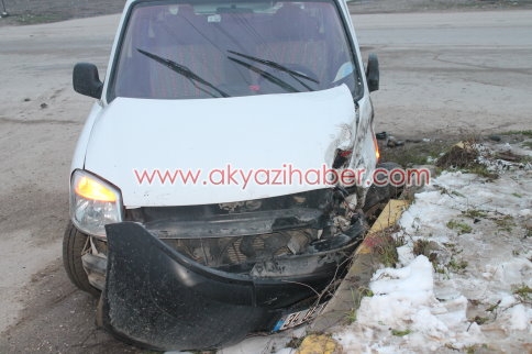 Akyazı Değirmenler Caddesinde Maddi Hasarlı Kaza