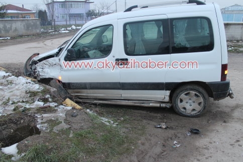 Akyazı Değirmenler Caddesinde Maddi Hasarlı Kaza