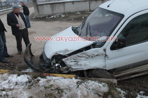 Akyazı Değirmenler Caddesinde Maddi Hasarlı Kaza