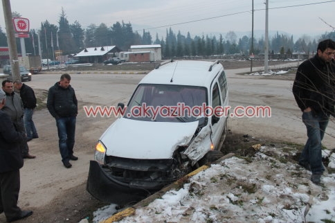 Akyazı Değirmenler Caddesinde Maddi Hasarlı Kaza